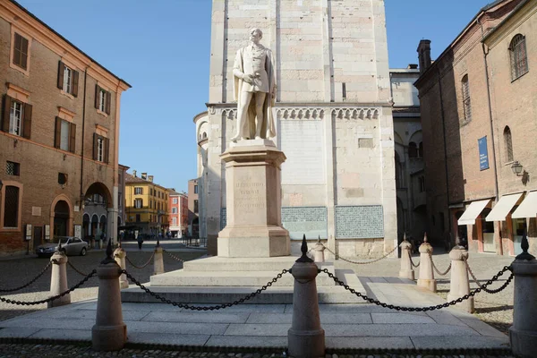 İtalya / Modena 23 Haziran 2019: Modena 'daki Piazza della Torre, Modena' lı yazar ve şair Alessandro Tassoni 'ye adanmış bir heykelle Ghirlandina kulesinin eteklerinde yer almaktadır..