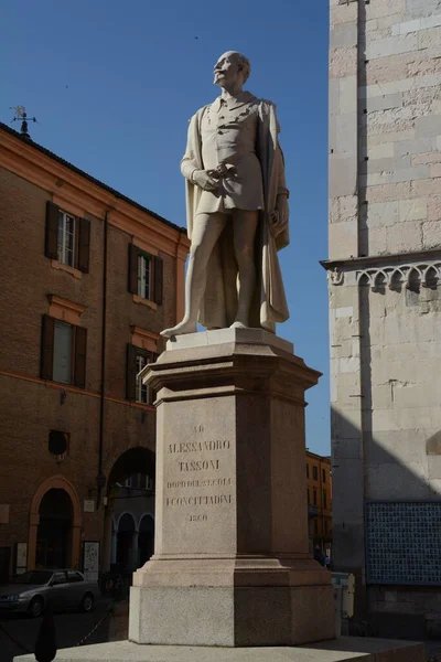 İtalya / Modena 23 Haziran 2019: Modena 'daki Piazza della Torre, Modena' lı yazar ve şair Alessandro Tassoni 'ye adanmış bir heykelle Ghirlandina kulesinin eteklerinde yer almaktadır..