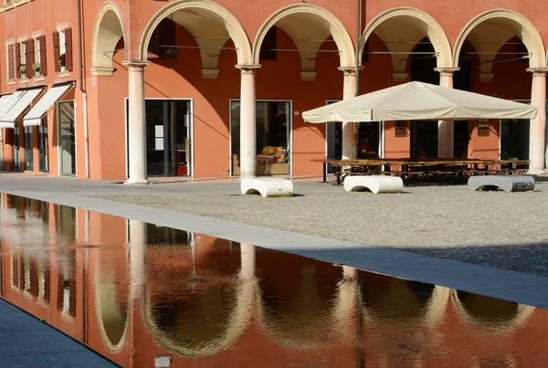 İtalya / Modena 23 Haziran 2019: Piazza Roma ve Emilia-Romagna 'daki Askeri Akademi. Balzamik sirke, opera, Ferrari ve Lamborghini spor arabalarıyla tanınır..