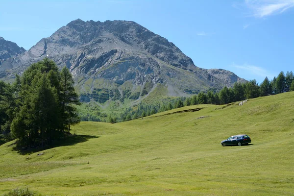 Carro Prado Montanha Perto Lago Cancano Nos Alpes Lombardia — Fotografia de Stock