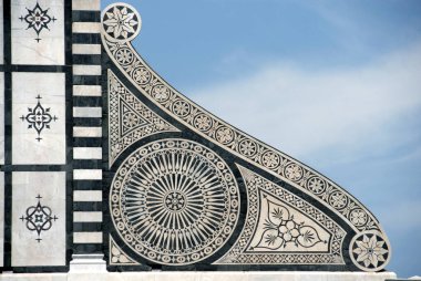 Santa Maria Novella Bazilikası, Leon Battista Alberti 'nin Floransa' daki en önemli kiliselerinden biridir. Güzel işlemeler ve misket çizimleri..