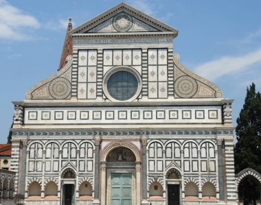 Santa Maria Novella Bazilikası, Leon Battista Alberti 'nin Floransa' daki en önemli kiliselerinden biridir. Güzel işlemeler ve misket çizimleri..