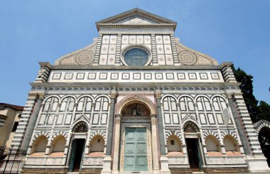 Santa Maria Novella Bazilikası, Leon Battista Alberti 'nin Floransa' daki en önemli kiliselerinden biridir. Güzel işlemeler ve misket çizimleri..
