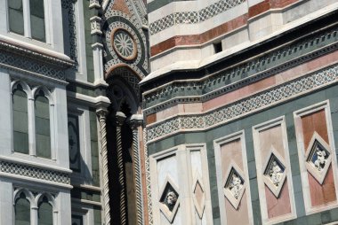 Floransa Katedrali 'nin mermeri 1887 yılından kalma. Emilio de Fabris mermer nakış, İtalya 'da neo-gotik tarzın önemli bir örneği..