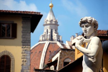 Piazza della Signoria 'dan Michelangelo' nun Davut 'un yüzü ve arka planda Filippo Brunelleschi' nin Duomo Kubbesi..