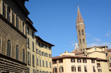 Floransa 'daki güzel San Firenze meydanı Rönesans sarayları, Floransa Badia' nın çan kulesi.. 