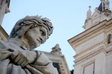 İlahi Komedi 'nin yazarı Dante Alighieri' nin heykeli Floransa 'nın göbeğindeki Santa Croce Bazilikası' nın önünde..