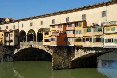 Arno Nehri üzerindeki Ponte Vecchio, Floransa şehrinin sembollerinden ve dünyanın en ünlü köprülerinden biridir..