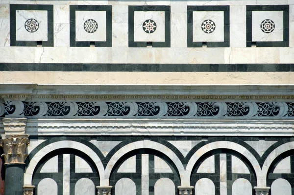 Santa Maria Novella Bazilikası, Leon Battista Alberti 'nin Floransa' daki en önemli kiliselerinden biridir. Güzel işlemeler ve misket çizimleri..