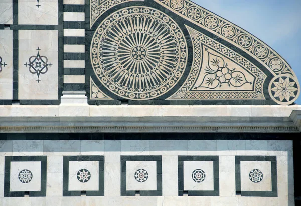 Santa Maria Novella Bazilikası, Leon Battista Alberti 'nin Floransa' daki en önemli kiliselerinden biridir. Güzel işlemeler ve misket çizimleri..