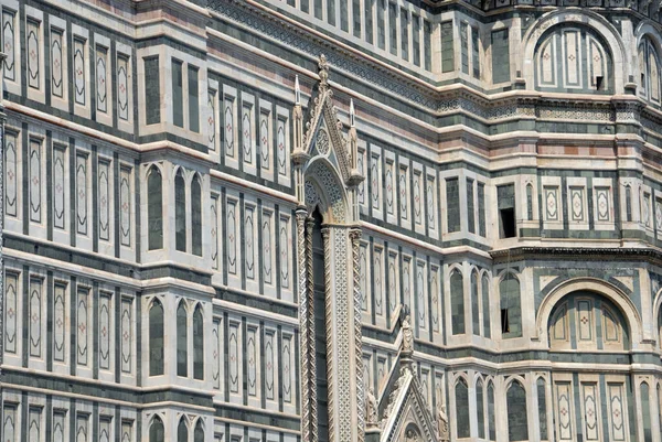 Floransa Katedrali 'nin mermeri 1887 yılından kalma. Emilio de Fabris mermer nakış, İtalya 'da neo-gotik tarzın önemli bir örneği..