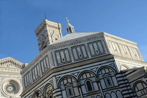 圣玛莉亚 德尔菲奥雷主教座堂是佛罗伦萨的象征 有布鲁内莱斯基的圆顶 佐托的钟塔和圣乔凡尼的浸信会 — 图库照片