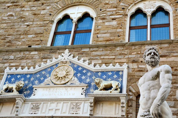 フィレンツェのSignoria広場に位置するPalazzo Vecchioの詳細は 1528年に建てられた装飾的な大理石の正面とヘラクレスとカコの像で飾られています — ストック写真