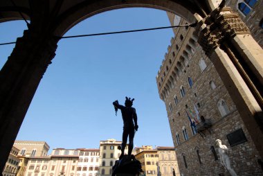  Piazza della Signoria 'daki Loggia dei Lanzi' de Benvenuto Cellini 'nin Medusa' nın başıyla birlikte Perseus 'u resmeden bronz bir heykeli vardır..