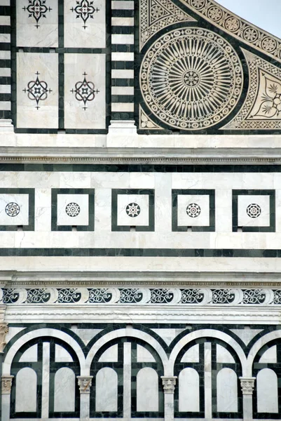 Santa Maria Novella Bazilikası, Leon Battista Alberti 'nin Floransa' daki en önemli kiliselerinden biridir. Güzel işlemeler ve misket çizimleri..
