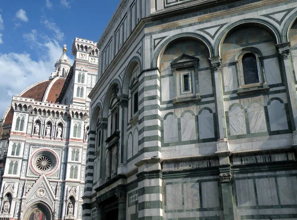 Santa Maria del Fiore Katedrali Floransa 'nın bir sembolüdür, Brunelleschi' nin kubbesi, Giotto 'nun çan kulesi ve San Giovanni' nin Baptistery 'i ile..