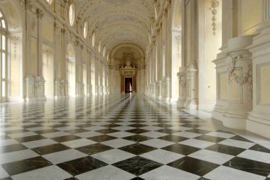 Mimar Filippo Juvarra 'nın Reggia di Venaria' daki başyapıtlarından biri olan Salone di Diana aynı zamanda Galleria Grande olarak da bilinir.