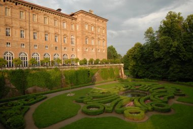 Agli Dükü, Piedmont yakınlarındaki Agli belediyesinde bulunan zarif bir Savoy kalesidir..