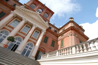 Racconigi kraliyet kırmızı kalesi, Piedmont 'un Cuneo ilinde yer almaktadır ama Torino' ya yakındır. 14. yüzyıldan kalma bir Savoy evi..