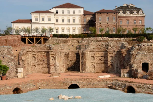 Venaria Reale Sarayı, UNESCO tarafından tanınan Piedmont Savoy Konutlarından biridir. Venara Sarayı mimar Amedeo di Castellamonte tarafından tasarlanmıştır..