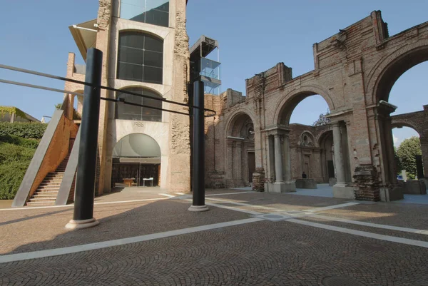 Castello di Rivoli, Turin yakınlarındaki Rivoli 'de bulunan bir kaledir. Geçmişte bir Savoy konutuydu, bugün ise bir Çağdaş Sanat Müzesi..