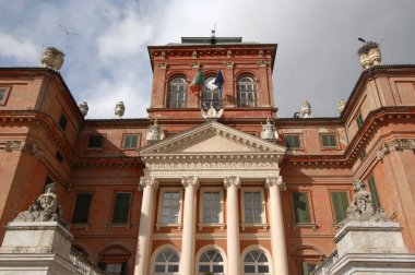 Racconigi kraliyet kırmızı kalesi, Piedmont 'un Cuneo ilinde yer almaktadır ama Torino' ya yakındır. 14. yüzyıldan kalma bir Savoy evi..
