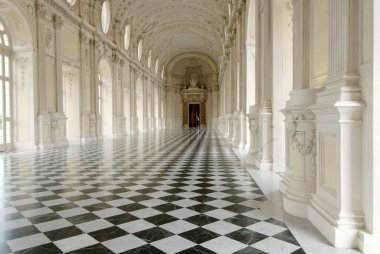 Mimar Filippo Juvarra 'nın Reggia di Venaria' daki başyapıtlarından biri olan Salone di Diana aynı zamanda Galleria Grande olarak da bilinir.