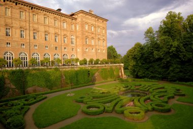 Agli Dükü, Piedmont yakınlarındaki Agli belediyesinde bulunan zarif bir Savoy kalesidir..