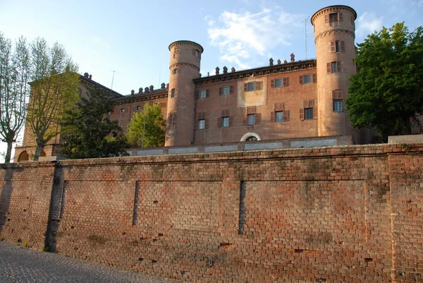 Moncalieri 'nin kraliyet kalesi Moncalieri' nin tarihi merkezinde bir tepenin üzerinde yer almaktadır. Savoy 'daki diğer konutlarla birlikte UNESCO listesinde yer aldı.