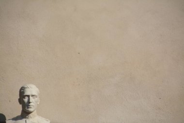 Küçük Vesime kasabasına bakan Piedmont, İtalya ve Avrupa 'nın üç bayraklı belediye binası