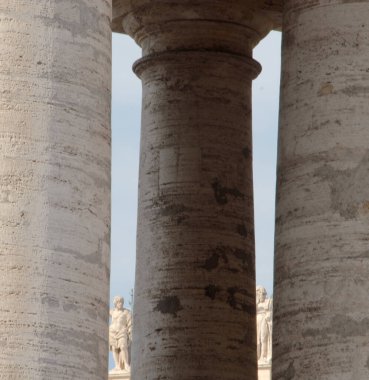 Vatikan 'daki Aziz Peter Meydanı' nın ünlü sütunları dairesel şekilli büyük travertin sütunlarından oluşmaktadır..