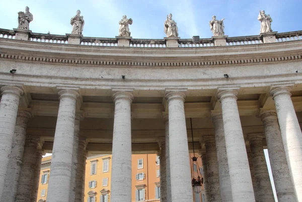 Den Berömda Kolonaden Peterstorget Vatikanstaten Som Består Stora Pelare Travertin — Stockfoto