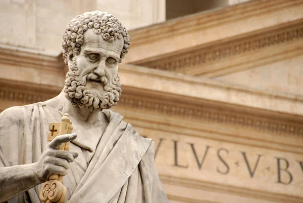 Vatikan 'da Aziz Peter' ın heykeli Giuseppe De Fabris tarafından yapıldı, Canova 'nın öğrencisi, Bazilika' nın barok arka planında..