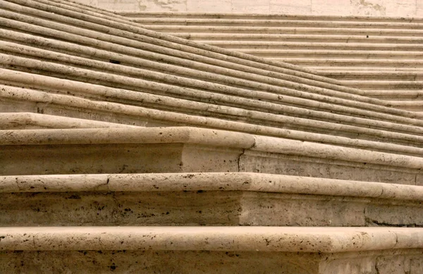 Santa Maria Maggiore Bazilikası 'nın muhteşem barok travertin merdivenleri. Esquiline Tepesi 'nin tepesindeki Roma' nın dört papalık bazilikasından biridir..