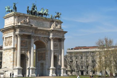 Arco della Pace, Milano 'da Corso Sempione' nin başlangıcında bulunan bir zafer kemeridir. Güzel süslemeleri ve ondokuzuncu yüzyıl süslemeleri onu muhteşem kılıyor..
