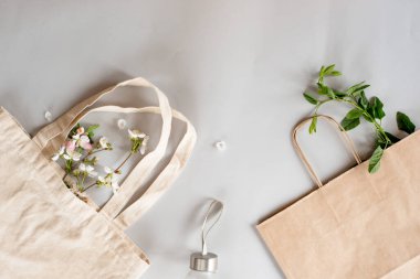 Sıfır atık alışveriş konsepti - pamuk torbası, el işi kağıt torbası, su için cam şişe