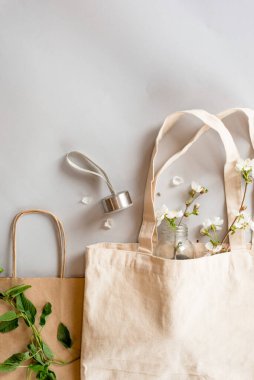 Sıfır atık alışveriş konsepti - pamuk torbası, el işi kağıt torbası, su için cam şişe