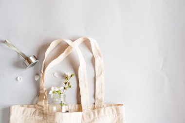 Sıfır atık alışveriş konsepti - pamuk torbası, su için cam şişe