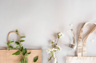 Sıfır atık alışveriş konsepti - pamuk torbası, el işi kağıt torbası, su için cam şişe