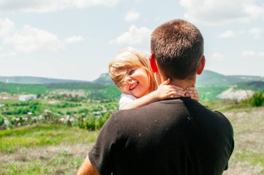 Neşeli baba ve kızı parkta oynuyorlar. Mutlu aile kavramı..