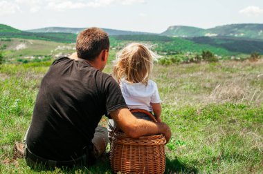 Baba ve kızı doğada birlikte eğleniyorlar. Baba kızına doğayı gösterir..