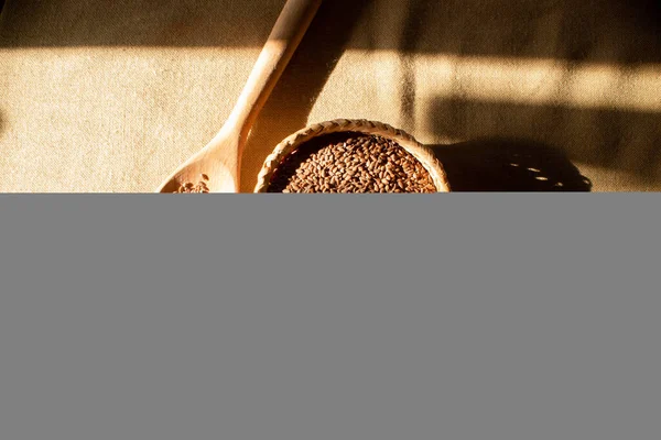 Ilustración rústica vintage con aceite de linaza, semillas de lino sobre una mesa marrón con un mantel. — Foto de Stock