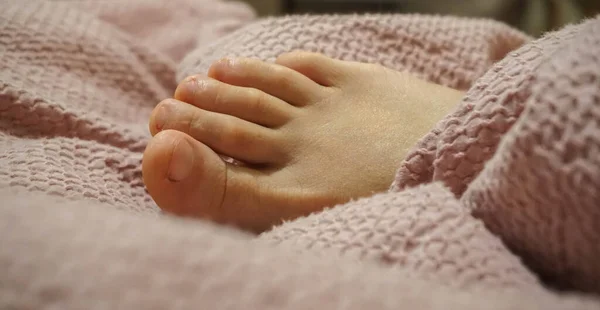 Pembe battaniyeli kadın bacağı, seçici odaklanma