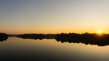 Sakin bir sabah, şafak vakti, yaz günü