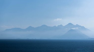 bulutlar ve sisle kaplı dağlar