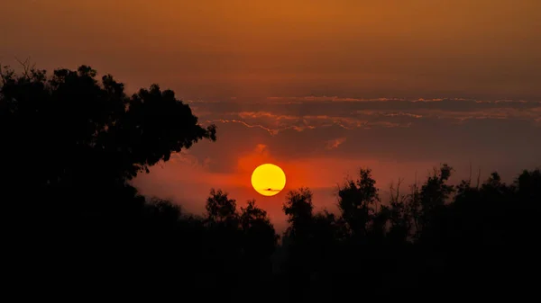 Schöner Sonnenuntergang vor dem blutroten Himmel, Sommer — Stockfoto