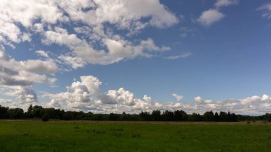 Tarlanın üzerinde güzel hava bulutları