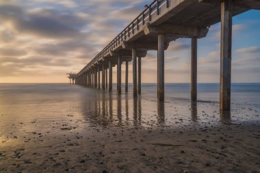 Uzun pozlama manzara Scripps Pier, San Diego, alacakaranlıkta.