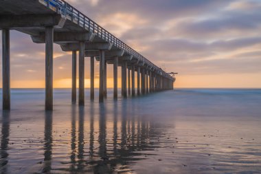 Alacakaranlıkta, San Diego Scripps iskelede uzun pozlama.