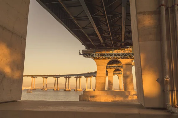 Mirando Través Los Pilares Del Puente Coronado Atardecer San Diego —  Fotos de Stock